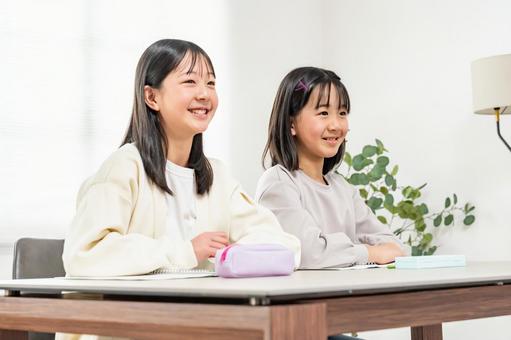 勉強をする女の子 勉強をする女の子 勉強,学習,生徒の写真素材
