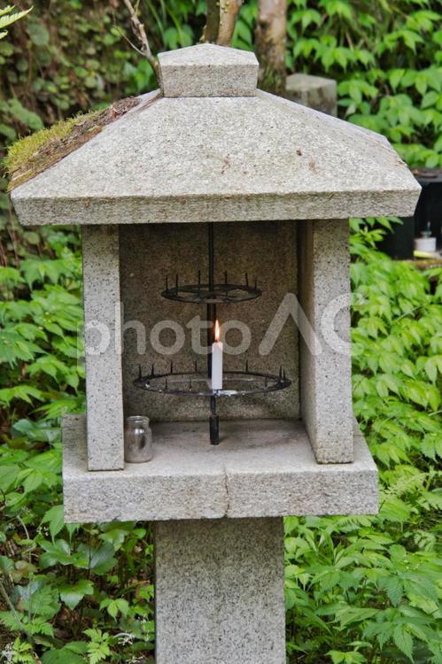 ろうそくたてを備えた灯篭　　京都　日本 ろうそく,ろうそくたて,灯篭の写真素材