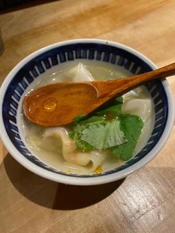 ワンタンスープ ワンタンスープ 料理,ご飯,晩御飯の写真素材