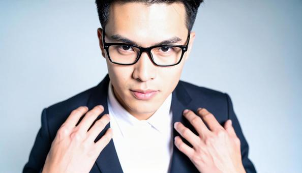 眼鏡をかけた知的で真面目そうな若い男性 眼鏡をかけた知的で真面目そうな若い男性の写真
