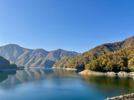 秋の福井県の九頭竜ダム　紅葉に色づく湖 秋,道路,晩秋の写真素材