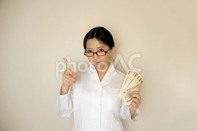 お金と白衣の女性 白衣,女性,お金の写真素材