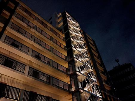 闇夜に浮かぶマンション③ 闇夜に浮かぶマンション③ マンション,ライトアップ,夜の写真素材