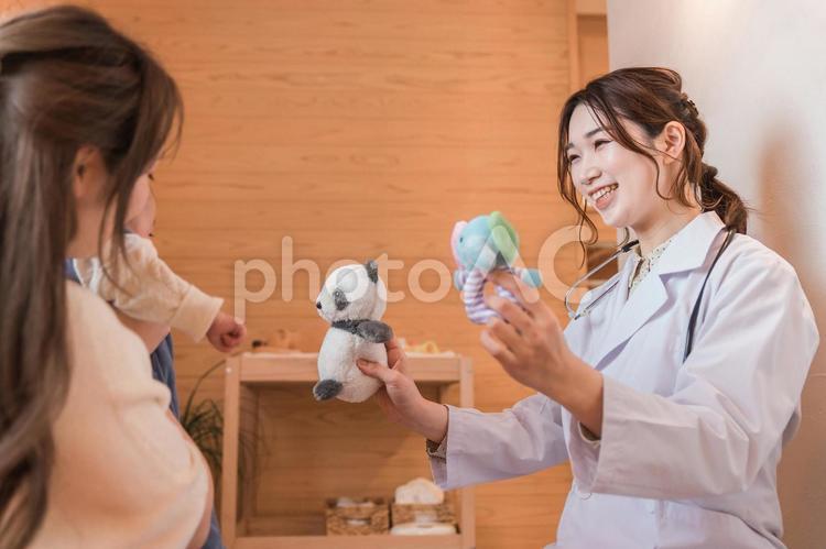 赤ちゃんをあやす優しい産婦人科の女性医師 赤ちゃん,産婦人科,新生児科の写真素材