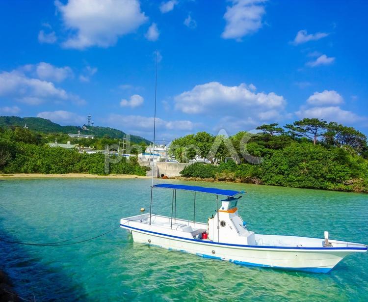 南国の海と船 夏,海,ビーチの写真素材