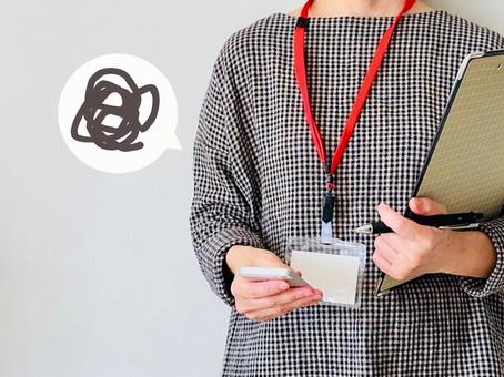 モヤモヤしながら仕事中の女性 モヤモヤ,イライラ,女性の写真素材