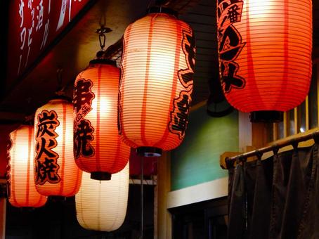 居酒屋の軒先の赤提灯 居酒屋の軒先の赤提灯の写真