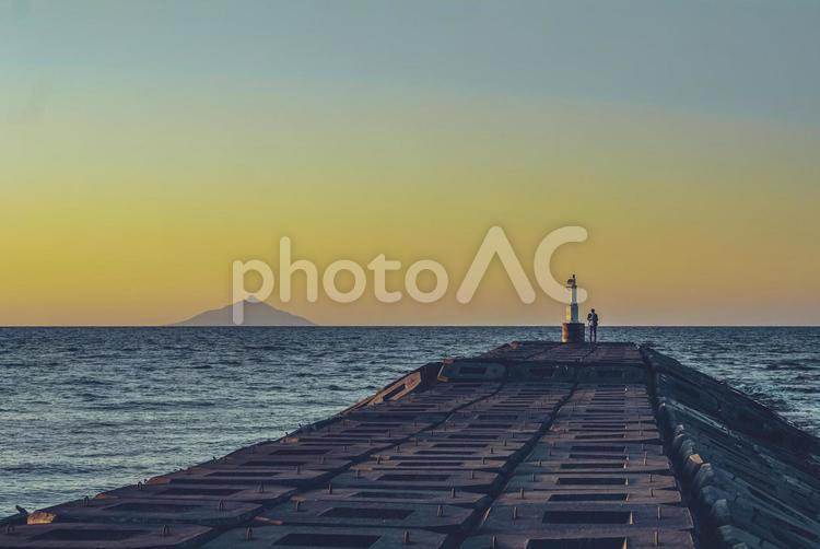 港の夕方と利尻富士 天気,夕方,夕刻の写真素材