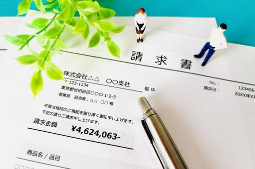請求書を作成するビジネスマン 請求書を作成するビジネスマン 請求書,ビジネス,仕事の写真素材