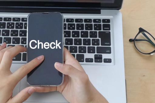 スマホを持つ男性の手 Checkイメージ スマホを持つ男性の手 Checkイメージ チェック,確認,checkの写真素材