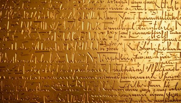 金色の壁に刻まれた文字 金色の壁に刻まれた文字の写真