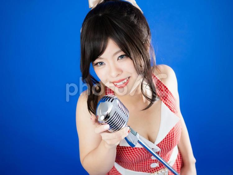 １５：カントリーなシンガー（青背景） シンガー,カントリー,歌うの写真素材