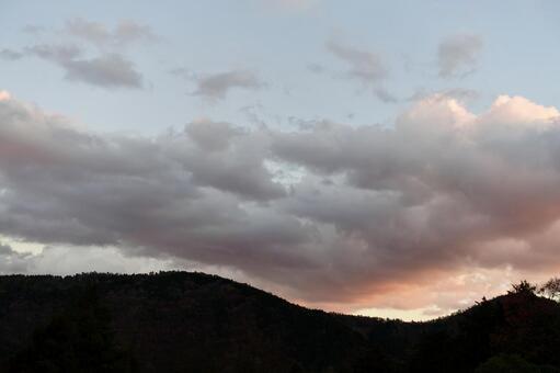 山のシルエットと夕焼け雲 山,シルエット,夕焼けの写真素材