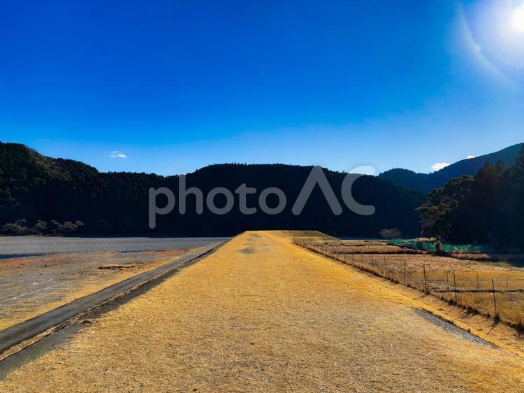 穏やかな日差しの土手 土手沿い,太陽,日差しの写真素材