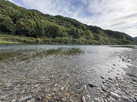川と山の静かな景色 川と山の静かな景色 川,水面,自然の写真素材