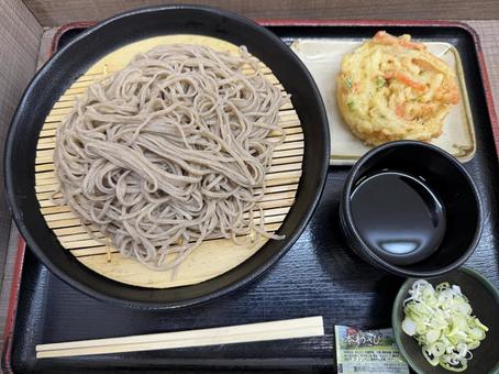 もりそば中盛りとかき揚げ天 もりそば中盛りとかき揚げ天の写真