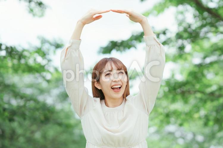 手で丸をつくる女性 新緑,緑,自然の写真素材
