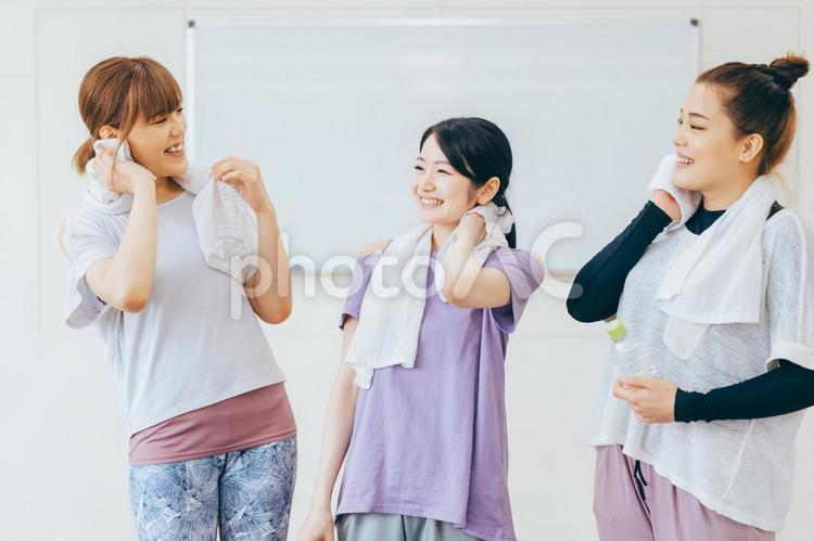 スポーツジムで汗を拭く女性たち スポーツジム,体験レッスン,休憩の写真素材