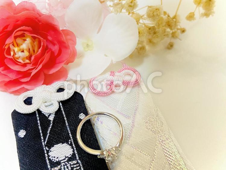 夫婦守りと指輪 結婚,お守り,結婚指輪の写真素材