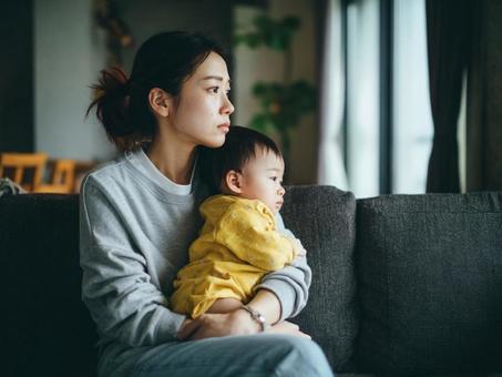 産後の悩みを持つ女性 産後の悩みを持つ女性の写真