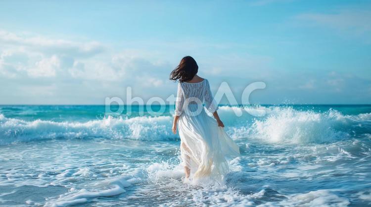 波打ち際を歩く白ワンピースの日本人女性 夏,海,波の写真素材