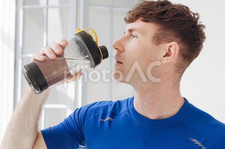 プロテインを飲む男性の横顔 男性,人物,プロテインの写真素材