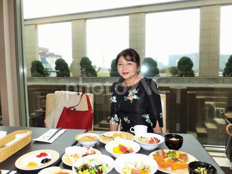 いただきま～す！ 女性,いただきます,明るいレストランの写真素材