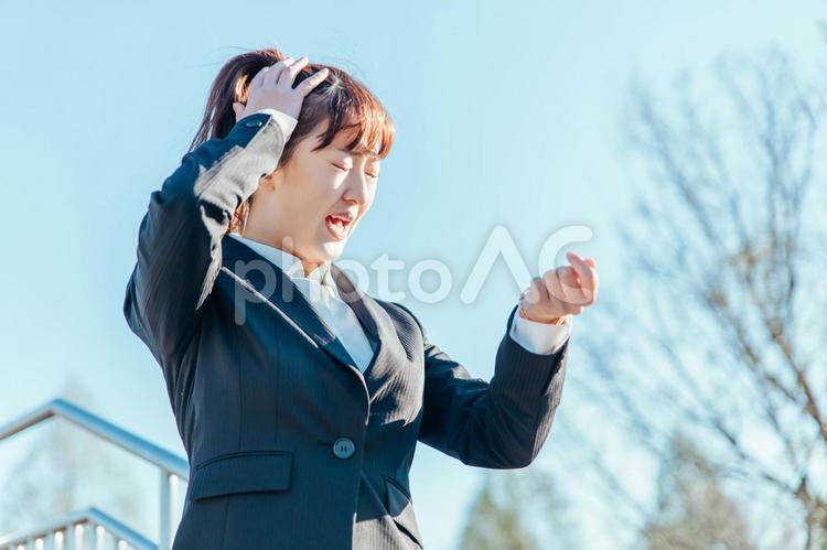 腕時計を見るビジネスウーマン（遅刻・困る） 遅刻,ハードスケジュール,スケジュールの写真素材