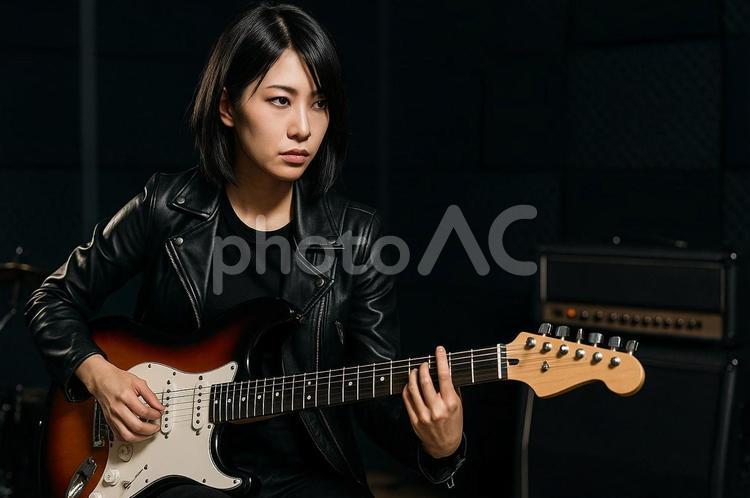 エレキギターを弾く女性・ギタリスト・音楽 エレキギター,ギタリスト,女性の写真素材