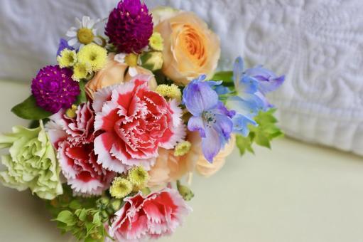 カラフルなブーケとホワイトキルト 花,花束,ブーケの写真素材