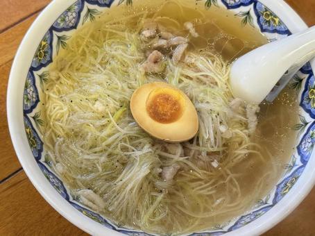 ネギ塩ラーメン ネギ塩ラーメン ラーメン,煮卵,麺類の写真素材