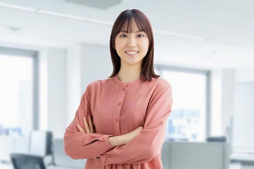 腕を組んで微笑む女性・ビジネスウーマン 女性,笑顔,微笑むの写真素材