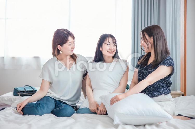 旅行の宿泊先に着いた女性たち（ベッド） 旅行,旅,女子旅の写真素材