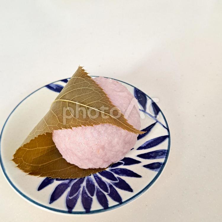 キッチンに置いてある皿の上の桜餅② 桜餅,食べ物,和菓子の写真素材