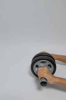 腹筋ローラーで体幹を鍛える手元の縦構図 腹筋ローラー,腹筋,筋力トレーニングの写真素材