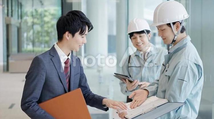 打ち合わせをする作業服を着た男性 作業員,男性,打ち合わせの写真素材