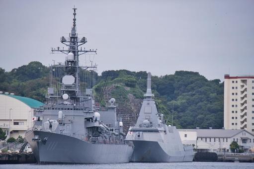 横須賀港に停泊している船 横須賀港,船,最先端の写真素材