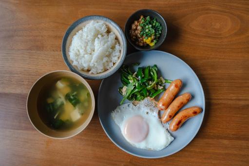 ウインナーと目玉焼きの朝食 ウインナーと目玉焼きの朝食 朝食,和食,洋食の写真素材