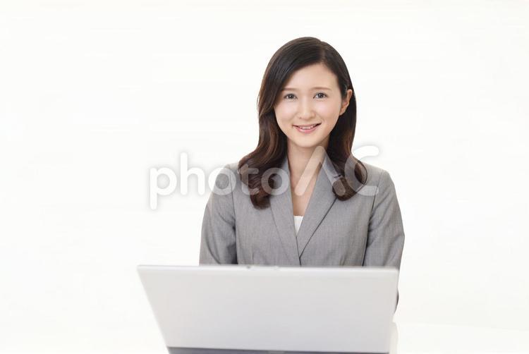 ノートパソコンで仕事中のビジネスウーマン 女性,ビジネスウーマン,女の写真素材
