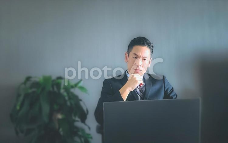 事業計画を考えるビジネスマン ビジネスマン,ビジネス,考えるの写真素材