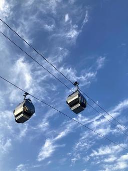 青空と雲と横浜エアキャビン 青空と雲と横浜エアキャビンの写真