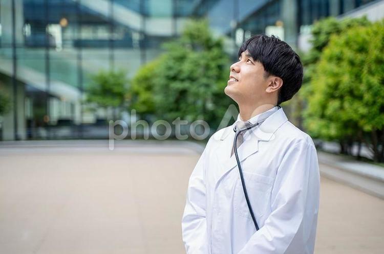  白衣を着た男性医師 医者,医師,男性の写真素材