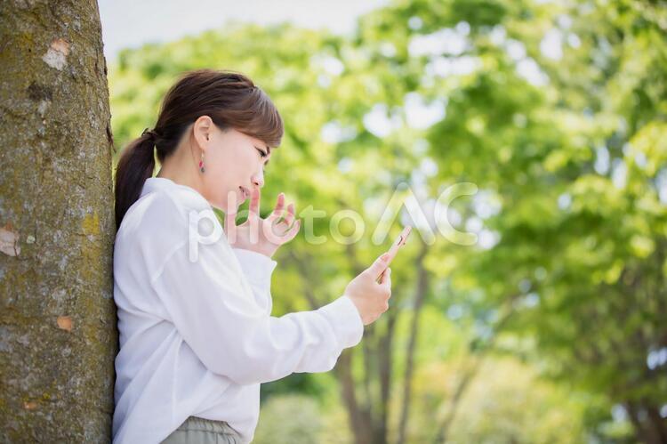 スマホを見て怒る女性 怒る,メール,女性の写真素材