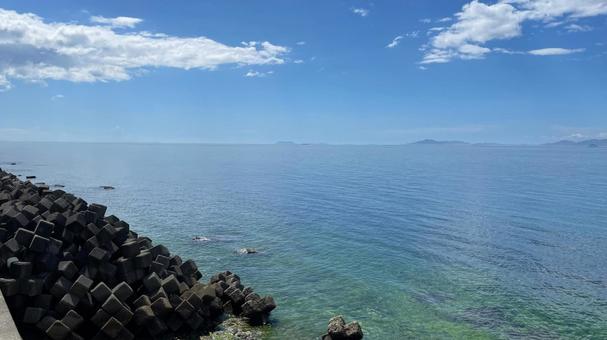 穏やかで透明感のある海とテトラポット 穏やかで透明感のある海とテトラポットの写真