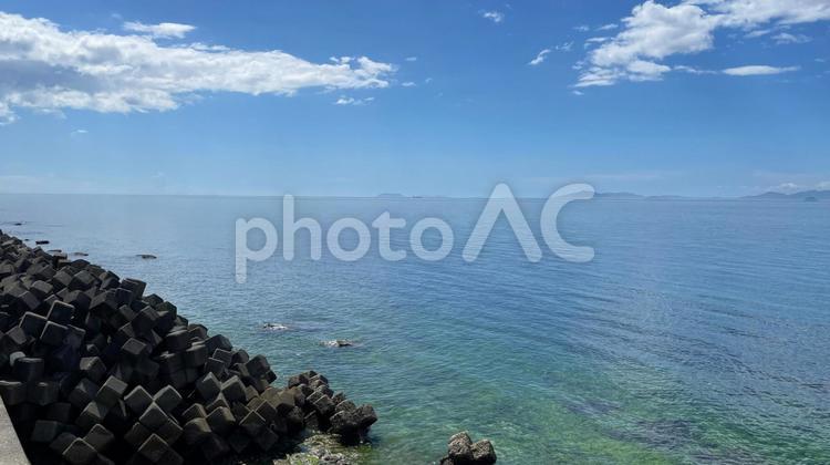 穏やかで透明感のある海とテトラポット 海岸,海,テトラポットの写真素材