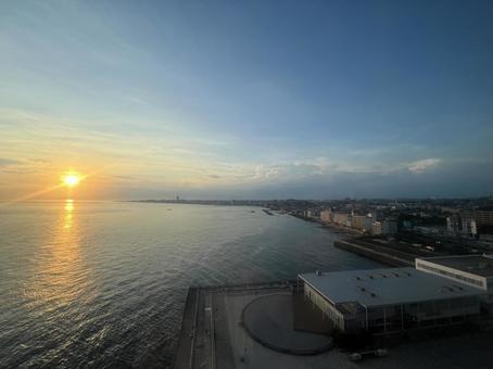 海と夕陽 夕暮れ,夕焼け,街並みの写真素材