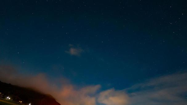 雲間に輝くカシオペアの調べ 雲間に輝くカシオペアの調べ カシオペア座,星座,星空の写真素材