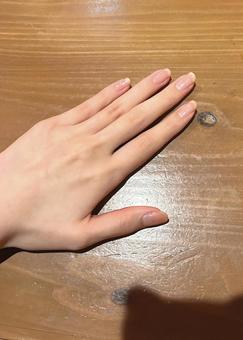 机の上、揃えた手 机の上、揃えた手の写真