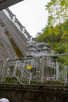 壮大なダムと続く階段 ダム,水力発電所,コンクリートの写真素材