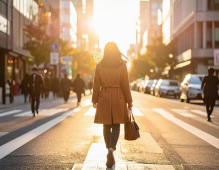夕日に向かって歩く日本人女性 都会の街1 夕日に向かって歩く日本人女性 都会の街1の写真